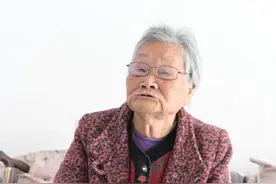 一位喜欢读书看报的老太太图片