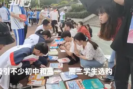 30秒｜毕业季“跳蚤市场”开市 南充白塔高三毕业生摆摊卖闲置减压