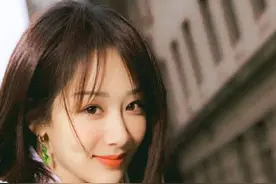 杨紫最新时尚大片释出 复古牛仔长裙搭黑色马丁靴美又飒图片