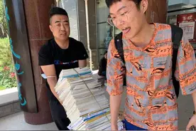 毕业不再见！离校这一刻，考生们扛着书挥手告别图片