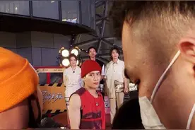 “心机”男粉！王嘉尔看到男粉戴他同款帽子后 表情真实又可爱图片
