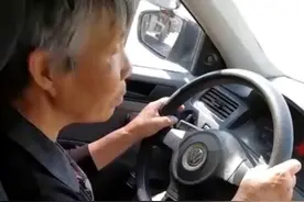 65岁大妈考驾照科目二一把过！网友：手握方向盘的样子太酷了图片