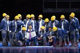 现代曲剧《河洛工匠》在河南省人民会堂演出图片