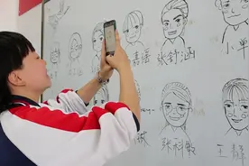 用这样的方式记住你！毕业生给全班同学手绘漫画头像视频封面