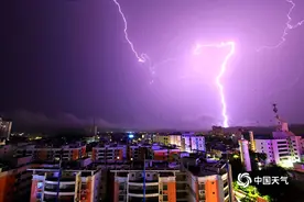 广西横州闪电划破夜空 亮如白昼图片