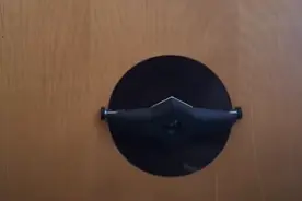 这个盘状机器人好身手，不靠吸盘横穿天花板，还能给你递可乐图片