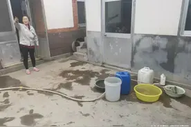 老两口俩月欠下万元水费，还有老人去世水表仍在跑…青岛姜山镇自来水管理站回应“天价水费”图片