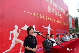 火了！火了！恩施高中一语文老师在高考动员大会上的演讲全程脱稿，字字铿锵图片