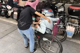 安庆单亲女孩休学照顾妈妈三年又陷困境：研究生学籍将注销 妈妈却一刻离不开人图片