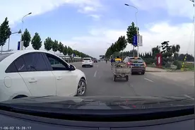 “猛打方向+紧急变道”潍坊这名驾驶员路怒别车“秀”操作图片