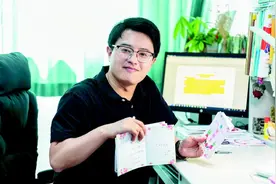 青岛58中90后教师丁旭东 为实现育人梦走上教师岗位图片