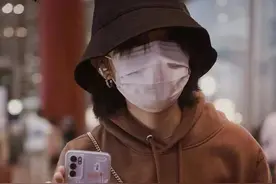 姐妹情深！张子枫手机壳放着和欧阳娜娜的合照图片