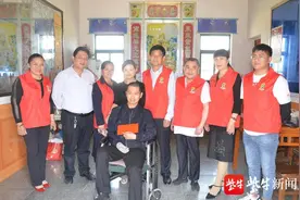 用真情守候唤醒植物人丈夫，一个亲吻感动“有爱小镇”图片