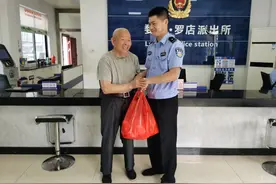 派出所里送来一袋红印馒头，真相原来是这样图片