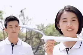 太好嗑了！吴磊张子枫一起为考生加油 粉丝：这眼神也宠溺了吧图片