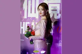 气场全开！徐璐穿深V露腰礼服出席活动 又甜又性感图片