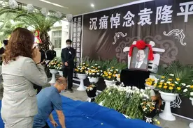 为袁隆平理发18年，她遗憾：我到最后都没能给他剪上这个头图片