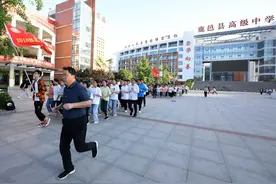 直击高三最后一课：校长陪跑早操 首次允许“迟到”图片