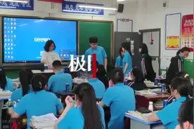 高三学生即将离校，班主任送上香囊和粽子，学生齐唱《晴天》致谢图片