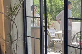 网友上海偶遇文咏珊和老公吃brunch气质温婉 牛油果绿搭配鹅黄时髦感足图片