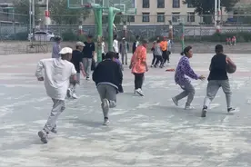 奔跑在高原篮球场上的藏族女孩图片
