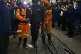 黑龙江鸡西煤矿“6·5”事故8名被困矿工全部升井图片
