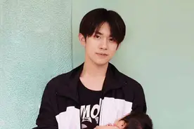 易烊千玺抱胖虎女儿拍照 眼神有爱画面超治愈图片