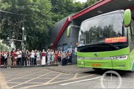 一路绿灯 800多考生坐着大巴奔赴考场图片
