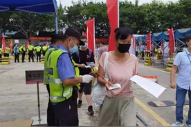 东莞51岁妈妈如愿与儿子一起参加高考图片