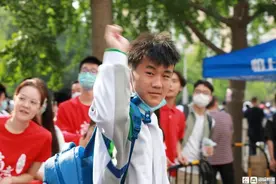 2021高考首日 北京人大附中考点外的花式加油图片