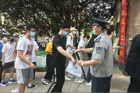 看考点：4点30分准时放行，仍有考生未带准考证图片