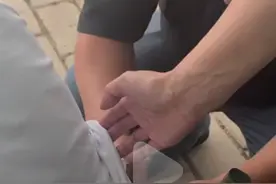 河南一考生提前2小时到达，却因衣服拉链过不了仪器，家长们齐上阵：剪掉图片