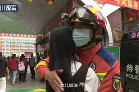 考场外的拥抱 消防员父亲别样送考图片