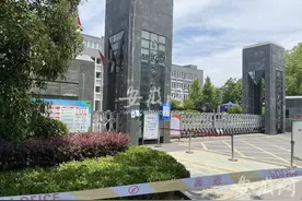 大考2021｜合肥二中考点：12：15分最后三名特殊考生走出考场图片