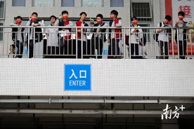 图集｜穿红旗袍、戴红口罩加油，中山濠中考点1458人参加高考图片