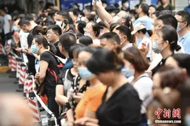 高考如何“讨彩头”？陪考家长的考场文化观图片