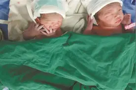 白鹤洞街一产妇顺利诞下双胞胎图片