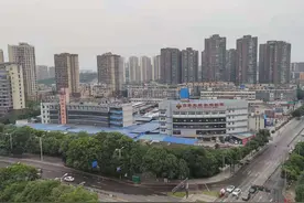 遮阳大棚之争：部分业主质疑属违建影响招租多年 市场方称在红线范围内搭建图片