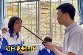 高三最后一节课，老师用戒尺“打”全班手掌，戒尺落下老师却哭了图片