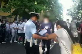 温度监测表忘带，交警往返送到考生手中视频封面