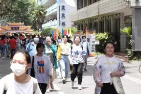 2021年高考拉开帷幕，江苏35.9万名考生分赴全省9952个考场图片