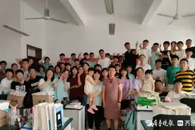 直击高考｜阳信男老师带着双胞胎宝宝身穿旗袍为考生加油图片