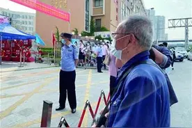 感动路人 81岁爷爷“撑起”孙子大考图片