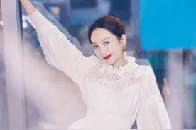 王鸥与刘涛直播结束后晒下班照，穿白色镂空裙脱高跟鞋放松图片