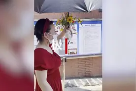 妈妈采来野花，送给走出高考考场的女儿图片
