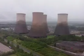 场面壮观！英国四座百米高塔10秒钟被“夷为平地”视频封面