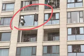 窗户伸出两条大管子 众人好奇这是啥东西图片