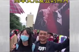左清华右北大，“爱豆”考场外大pk！今年花式送考“内卷”了……图片