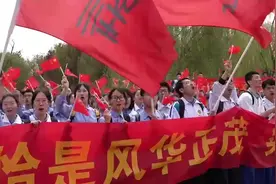震撼！济南这所高中组织千余师生唱响《保卫黄河》视频封面