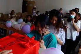 学生专升本考试，辅导员准备盲盒礼物为他们加油视频封面